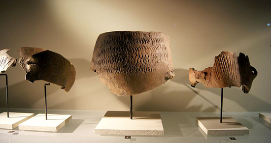 Poteries néolithiques de l'expo Néo à Quinson