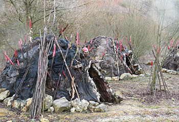 Village de huttes d'un campement de sapiens