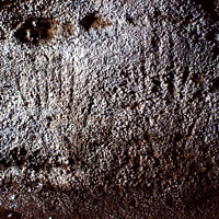 Mains grav&eacute;es - Entr&eacute;e de la grotte de Bernifal