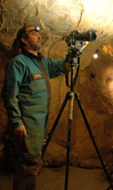 Herv&eacute; Patier effectuant une prise de vue dans la Grotte Margot