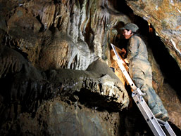 Relev&eacute; d'un pouce humain - grotte Margot
