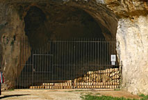 Entr&eacute;e de la grotte des Combarelles