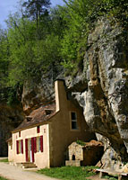 L'ancienne remise &agrave; l'entr&eacute;e de la grotte des Combarelles 