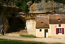 Vue g&eacute;n&eacute;rale de l'entr&eacute;e de la grotte