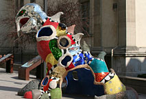 Dragon - Niki de Saint Phalle devant la Grande Galerie de l'évolution