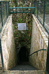 Entr&eacute;e de la grotte de Villars