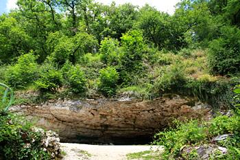 Entr&eacute;e de la grande grotte &agrave; Arcy sur Cure