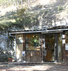 L'entr&eacute;e de la grotte Bara-Bahau