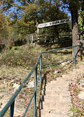 La mont&eacute;e des marches vers Bara-Bahau