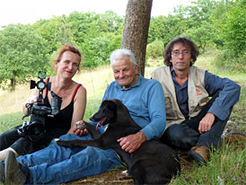 L'équipe du tournage du documentaire "Le dernier paysan préhistorien"