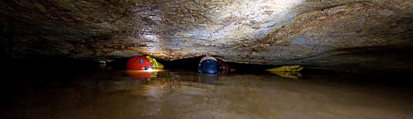 L'accès à la partie ornée de la grotte de Coliboaia est inondé.