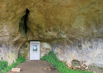 Entrée de la grotte de Commarque
