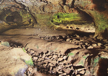 Vue int&eacute;rieure de la grotte de la Marche