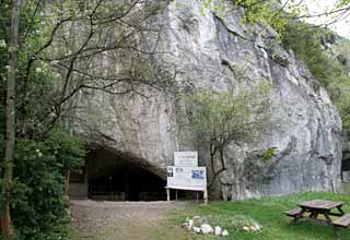 Entr&eacute;e de la Grotte de la Vache en face de Niaux