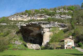 Grotte du Mas d'Azil vue de l'extérieur