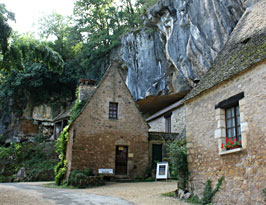 Vues g&eacute;n&eacute;rale de l'entr&eacute;e de la grotte de Saint-Cirq