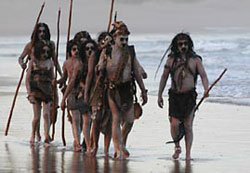Tribu d'Homo sapiens avançant sur la plage