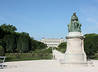 La Statue de Lamarck avec la perspective des jardins