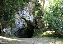 Porche de la D&eacute;rouine dans lequel se trouve l'entr&eacute;e de la Grotte Mayenne-Sciences