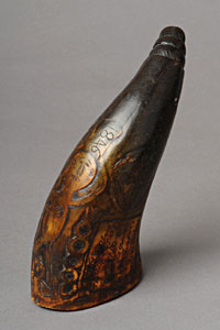 Corne &agrave; poudre grav&eacute;e de motifs s&eacute;culaires