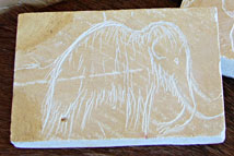 Gravure d'enfant sur pierre - préhistoire
