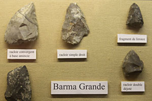 Outils retrouv&eacute;s dans les grottes de Barma Grande
