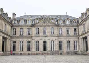 Cour d'honneur du Palais Rohan et entr&eacute;e du Mus&eacute;e d'Arch&eacute;logie de Strasbourg