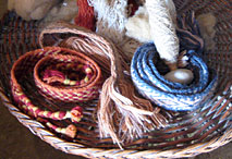 Fibres color&eacute;es et tiss&eacute;es comme au n&eacute;olithique