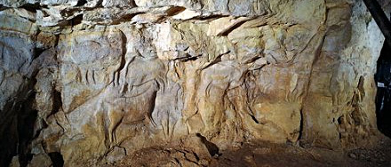 Frise de sculptures pr&eacute;historiques du Roc aux sorciers