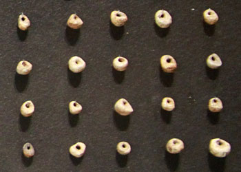 Perles taill&eacute;es dans l'ivoire