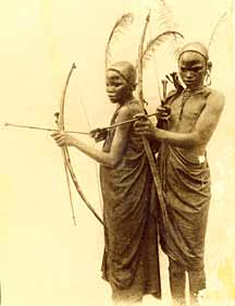Jeunes Massai avec leurs arcs en Tanzanie