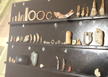 Artefacts trouvés dans la grotte de Denisova 
