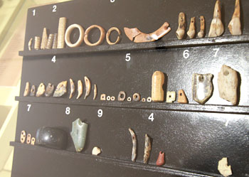 Artefacts trouvés dans la grotte de Denisova