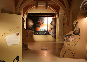 Grotte reconstituée dans l'exposition L'ours dans l'art préhistorique
