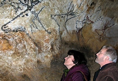 Brigitte et Gilles Delluc étudiant la Grotte de Lascaux