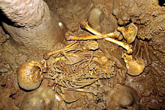 Le squelette de La Brana 1 lors de sa découverte en 2006