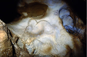 Masque humain et mammouth dans la grotte de Bernifal