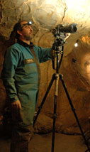 Hervé Patier effectuant une prise de vue dans la Grotte Margot
