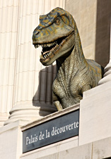 La faim des dinosaures devant l'entrée du Palais de la Découverte