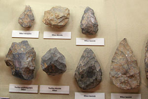 Outils de pierre retrouvés au Lazaret : bifaces, 