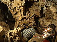 Fouilles dans la grotte du Vallonnet