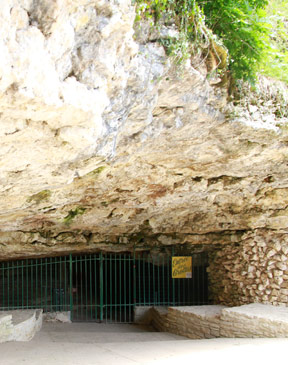 Entrée de la grande grotte à Arcy-sur-Cure
