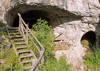 Entrée de la grotte de Denisova