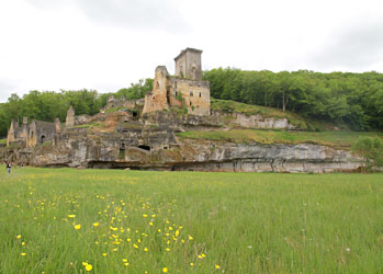 L'entrée de la grotte de Commarque au pied de la falaise