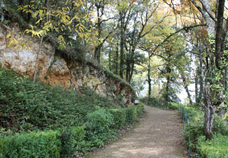 Chemin menant aux grottes de Cougnac
