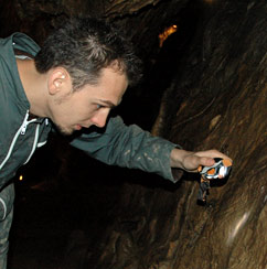 Jean-René Ladurée étudiant les graffitis dans la grotte Margot