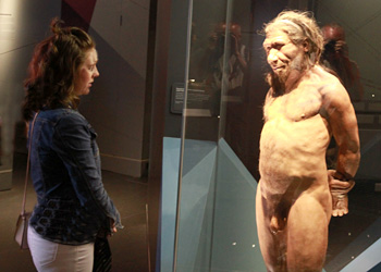 Sapiens et néandertal en face à face... l'un est nu l'autre habillé !