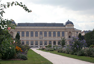 Vue générale de la Grande Galerie de l'évolution vue du Jardin des Plantes