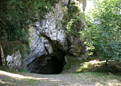 Porche de la Dérouine dans lequel se trouve l'entrée de la Grotte Mayenne-Sciences