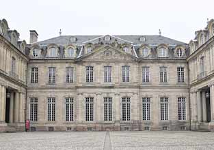 Cour d'honneur du Palais Rohan et entrée du Musée d'Archélogie de Strasbourg